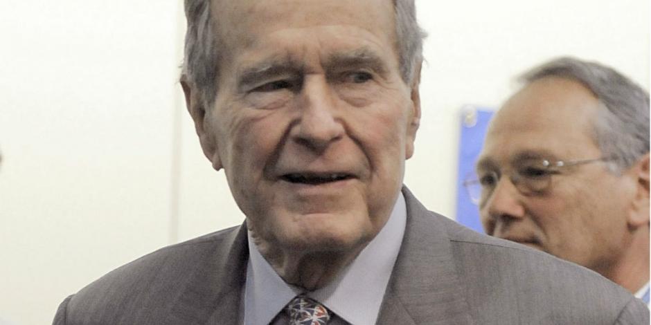 Bush padre suma otra acusación mientras se disculpa con víctimas