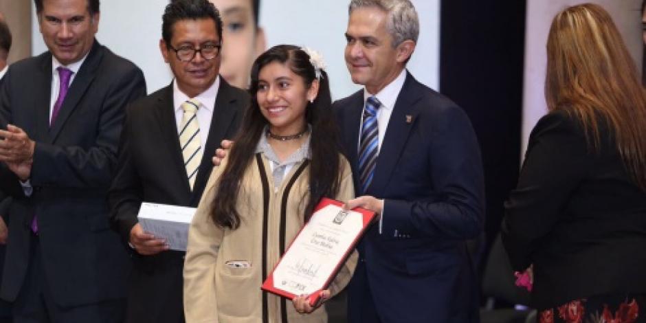 Premian con viaje a Colombia a 55 estudiantes de excelencia de Iztacalco