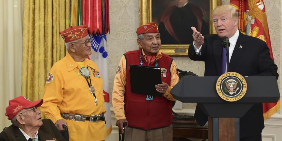 VIDEO: Trump llama "Pocahontas" a senadora frente a veteranos indígenas