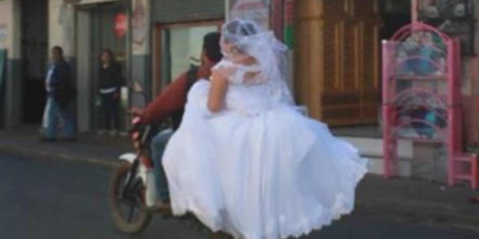 A bordo de una moto, novia escapa de bloqueo para llegar al altar