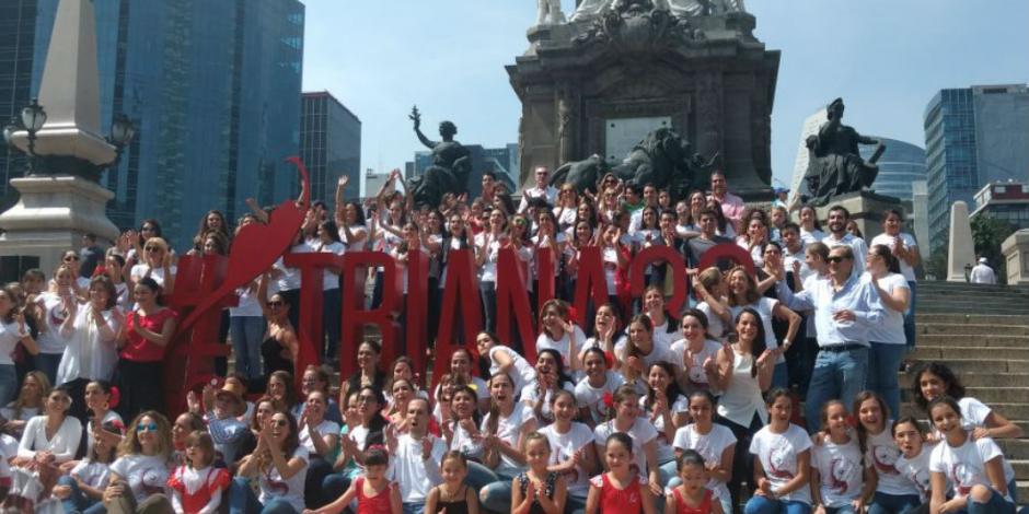 300 bailarinas "zapatean" en el Ángel de la Independencia