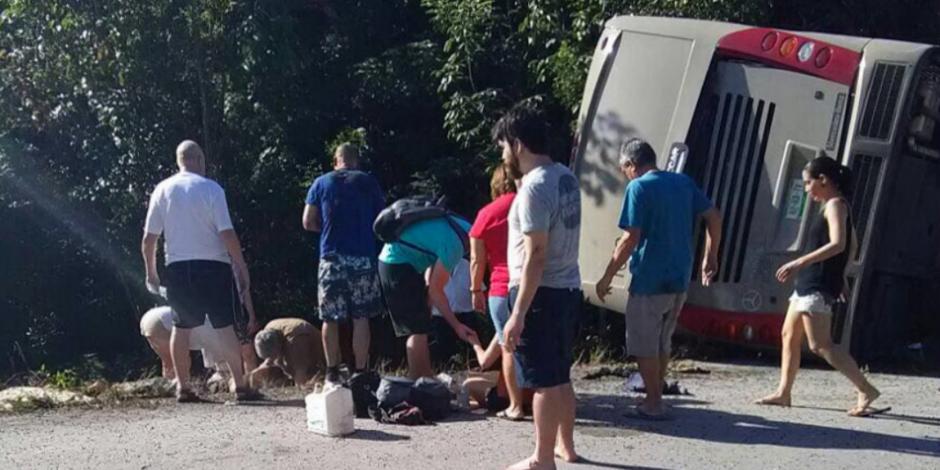 Volcadura deja 12 turistas muertos en Quintana Roo