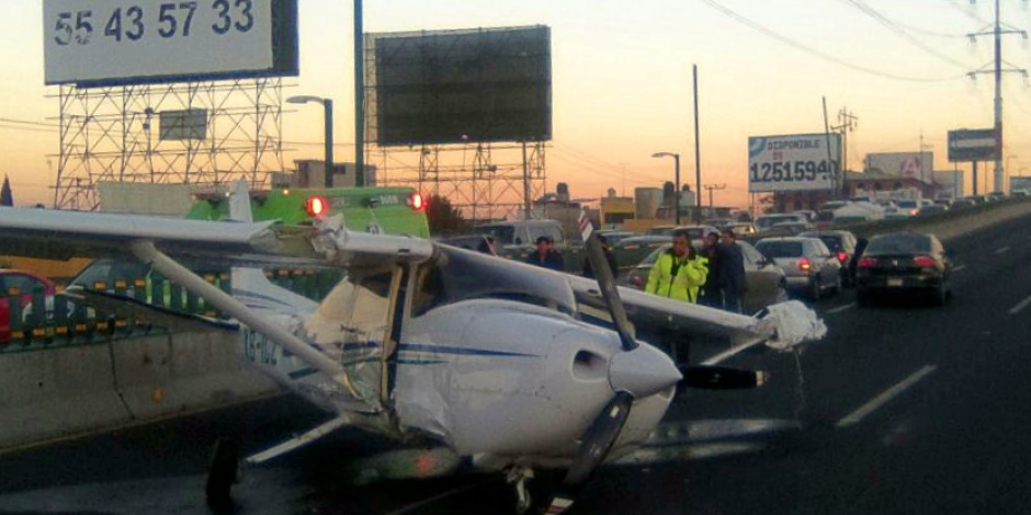 Aeronave aterriza de emergencia en pleno boulevard de Toluca