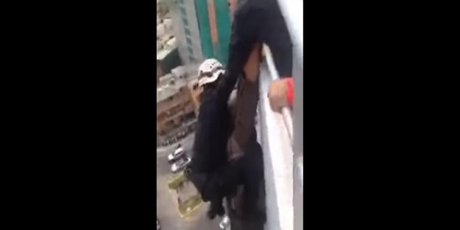 VIDEO: Suicida consigue caer del 15 piso, tras fallar rescate en Perú
