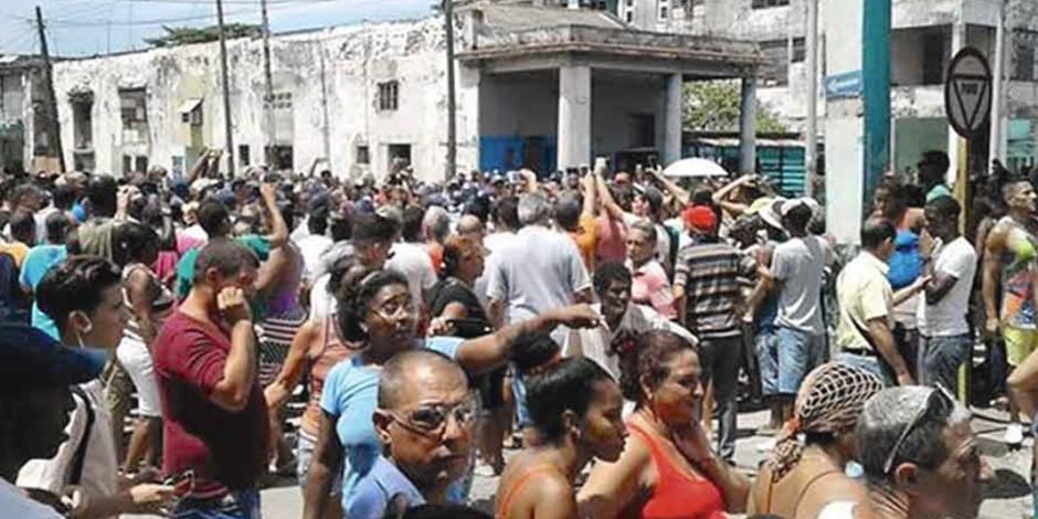 Cubanos salen a la calle a protestar