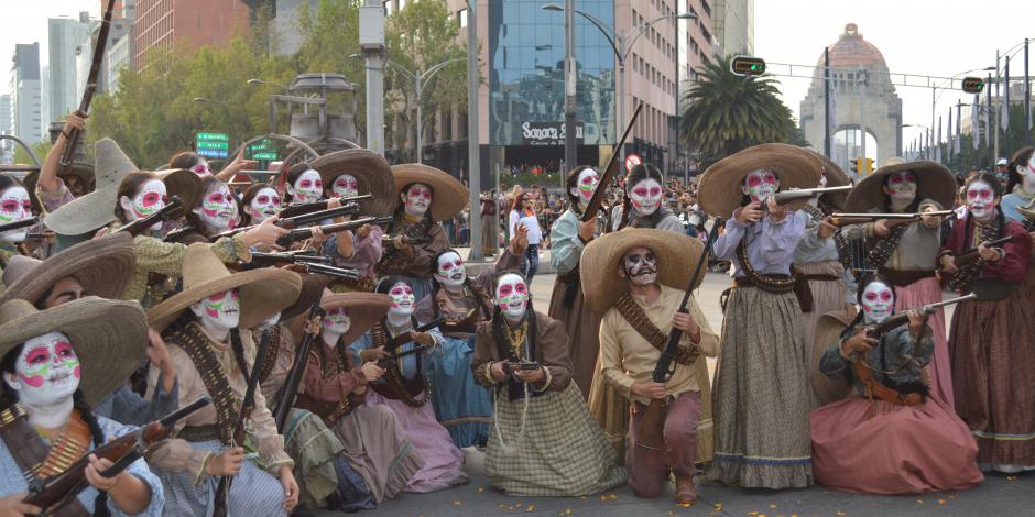 FOTOS: Dedican desfile de Día de Muertos a víctimas y rescatistas