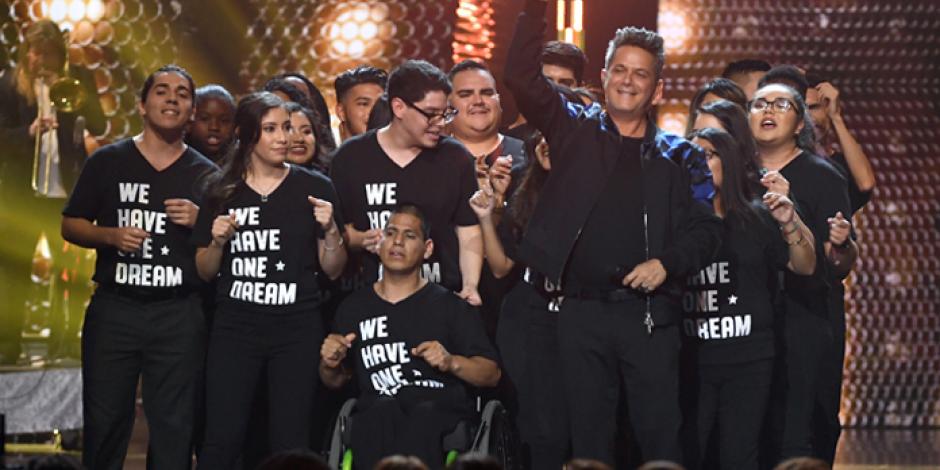 VIDEO: Así cantó Alejandro Sanz junto con “dreamers” en los Grammy Latinos