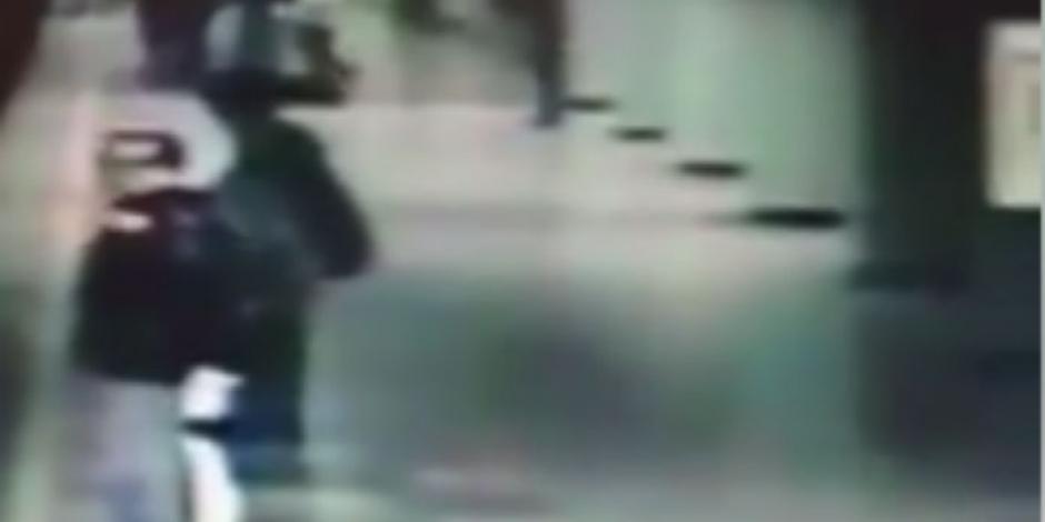 VIDEO: Avientan a mujer a vías del Metro tras discusión