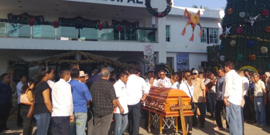 Familiares y habitantes de Petatlán despiden a alcalde asesinado
