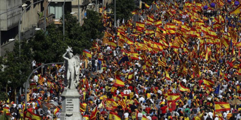 Miles marchan en Barcelona contra independencia de Cataluña
