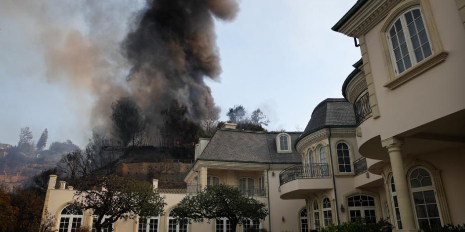 Incendios en Los Ángeles se extienden y amenazan a lujosas mansiones
