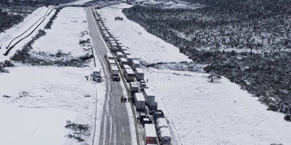 Cierran ambos sentidos de la autopista Monterrey-Nuevo Laredo por nevada