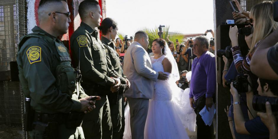La frontera no los separó, mexicana y estadounidense se casan en cruce fronterizo