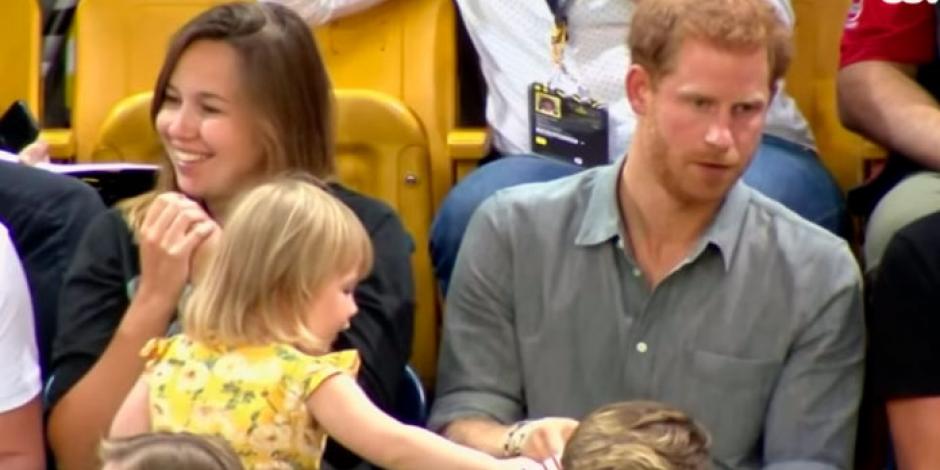 VIDEO: Captan a niña robando las palomitas del Príncipe Harry