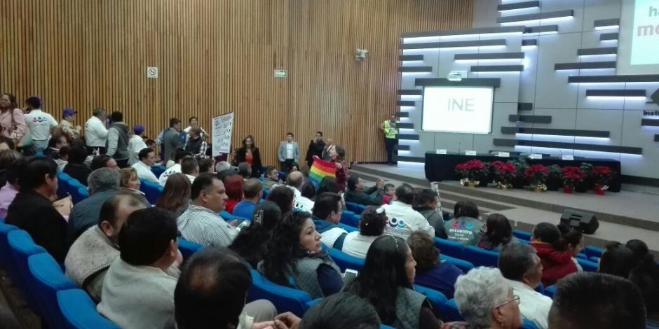 Integrante de la comunidad LGBTTTI se manifiesta contra coalición Morena, PT y PES