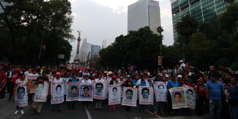 Padres de los 43 normalistas realizan marcha silenciosa en CDMX