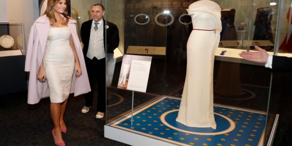 Melania dona vestido de gala de su primer baile presidencial
