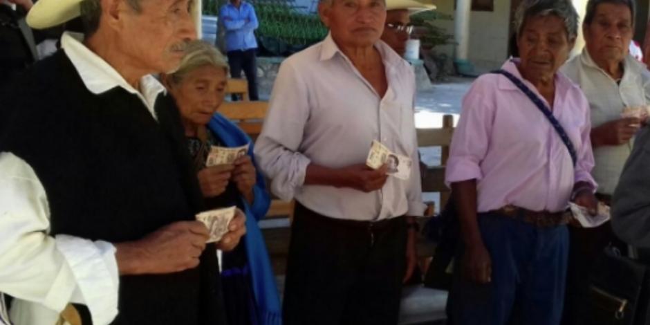 Entregan apoyo económico a adultos mayores de Chenalhó y Chalchihuitán
