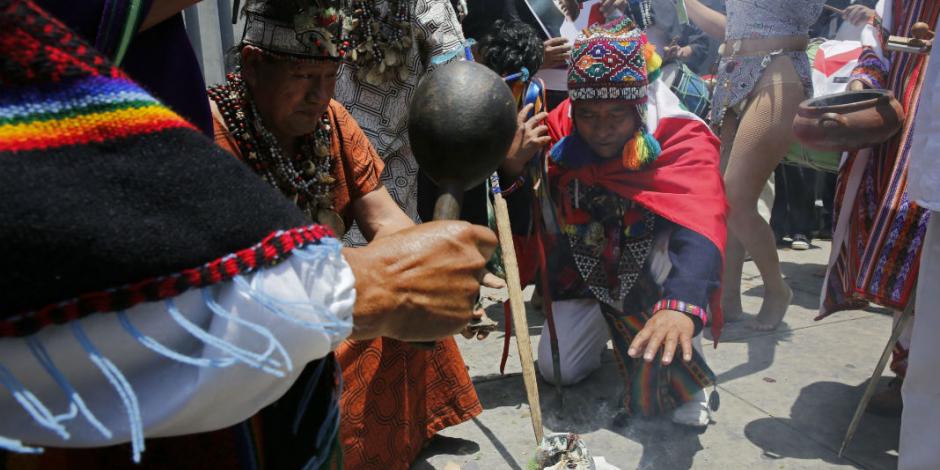 Con rituales, chamanes impulsan a Perú rumbo a Rusia