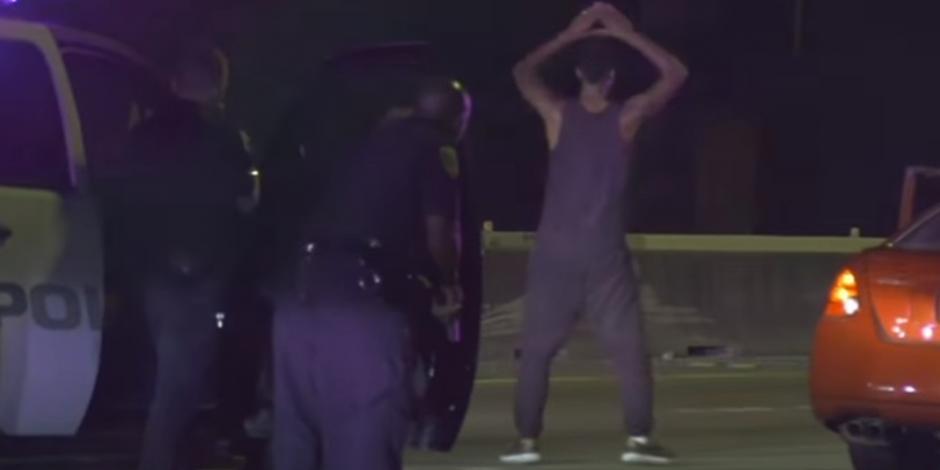 VIDEO: Sospechoso ofrece show a policías antes de ser detenido