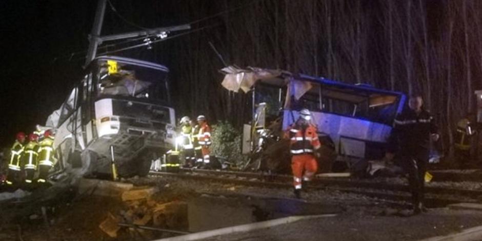Mueren cuatro niños por choque de camión escolar con tren en Francia