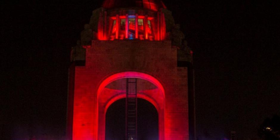 FOTOS: Iluminan monumentos y edificios de CDMX por lucha contra el SIDA