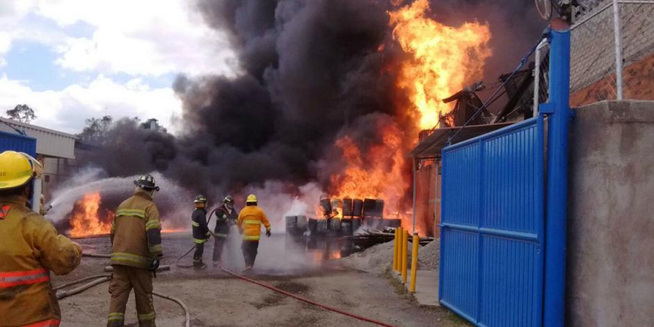 Incendio en fábrica de Tultitlán deja un lesionado