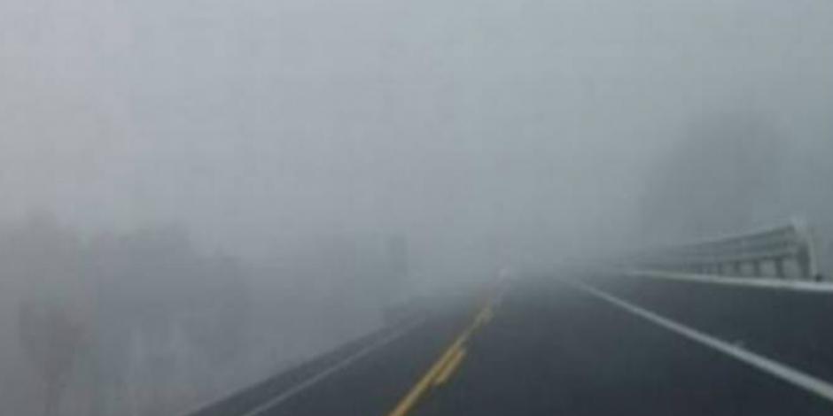 Neblina dificulta visibilidad a automovilistas en Circuito Exterior Mexiquense