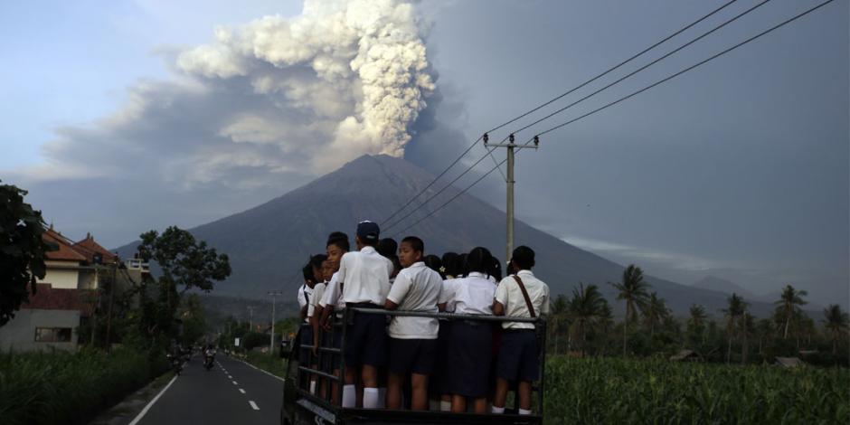 FOTOS: Alerta máxima y 100 mil evacuados por erupción del volcán Agung en Bali