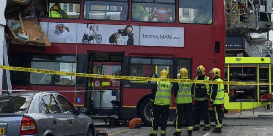 Autobús de dos pisos se impacta contra tienda en Londres