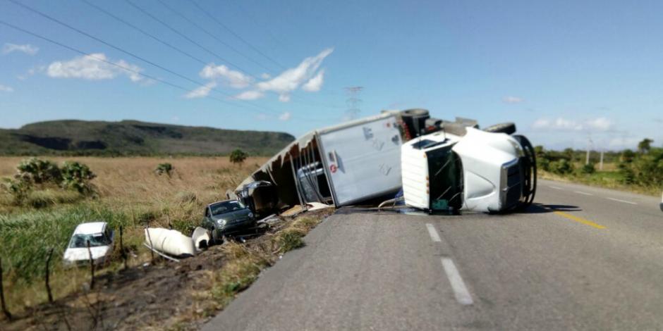 VIDEOS: Ráfagas de hasta 140 Km/hr derriban camiones en Oaxaca