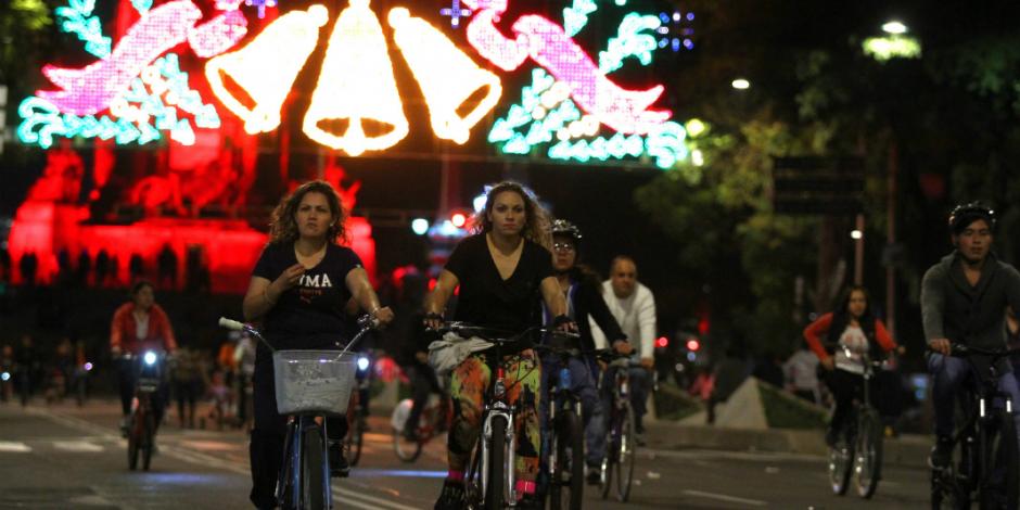 Entre villancicos, renos y luces, el último Paseo Nocturno en bicicleta de 2017