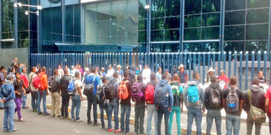 Padres de los 43 normalistas bloquean oficinas de la PGR