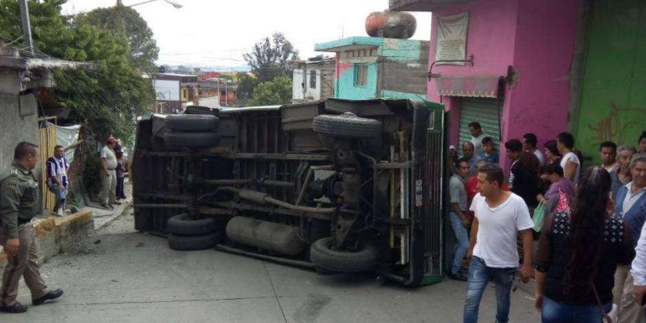 Vuelca unidad de pasajeros en Ixtapaluca; hay 15 heridos