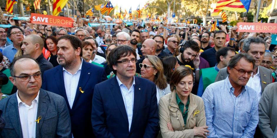 Encabeza Puigdemont protesta de independentistas en Barcelona