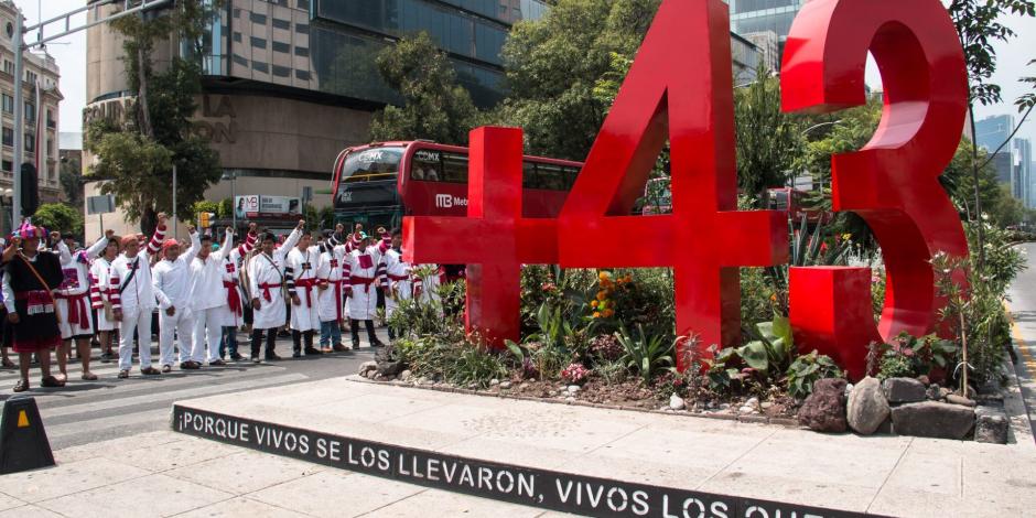 Antimonumento a los 43 normalistas desaparecidos de Ayotzinapa.