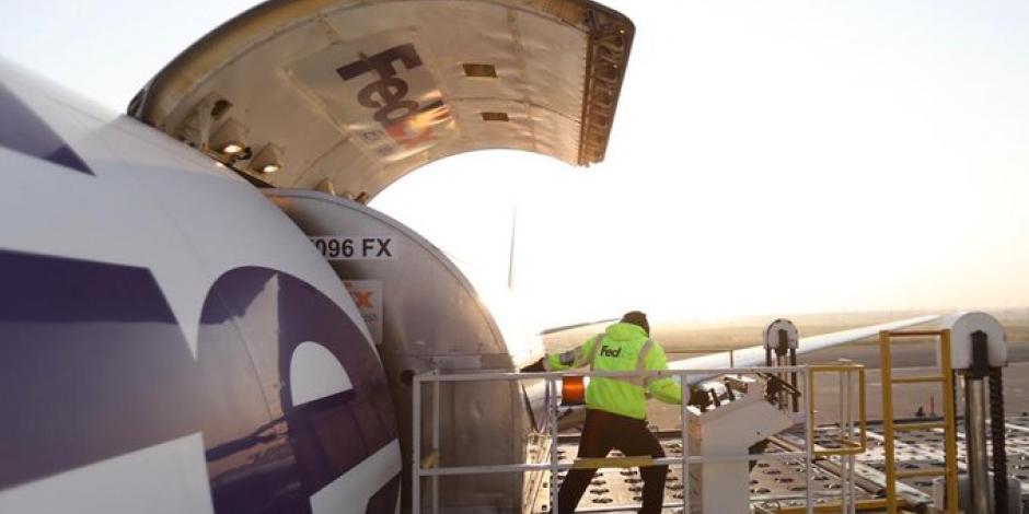Arriba quinto vuelo de FedEx con ventiladores.