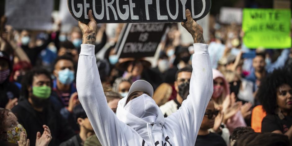 Manifestación pacífica en apoyo de George Floyd, protestan contra el racismo, la injusticia y la brutalidad policial, en Vancouver, Canadá el 31 de mayo de 2020.