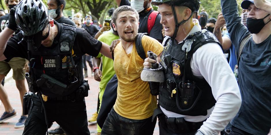 Policías detienen a un manifestante frente a la Casa Blanca, durante una protesta por la muerte de George Floyd, el 29 de mayo del 2020.