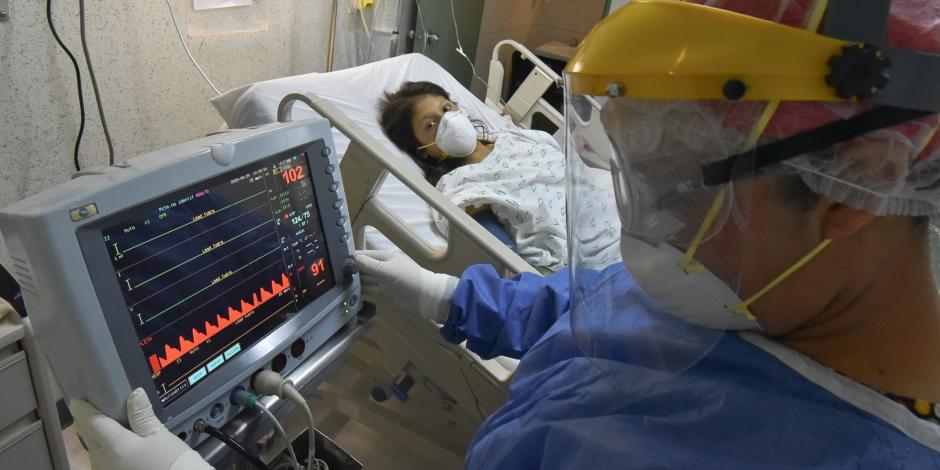 Una mujer con Covid-19 es atendida en el Hospital Materno Perinatal “Mónica Pretelini Sáenz”.