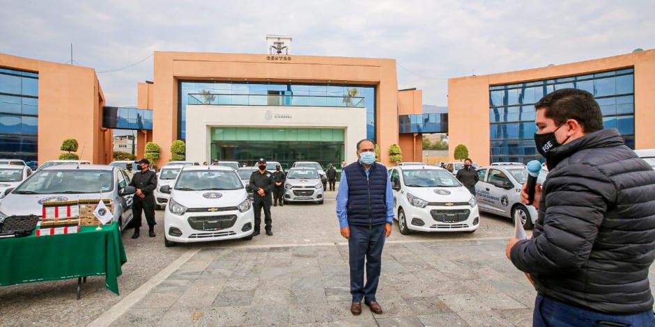 El gobernador de Guerrero entrega vehículos y armamento para fortalecer la seguridad del estado.