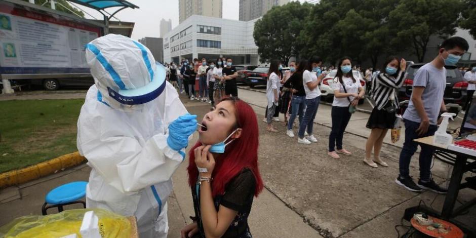 Un trabajador de Salud toma muestras de saliva a los habitantes de Wuhan, ayer.