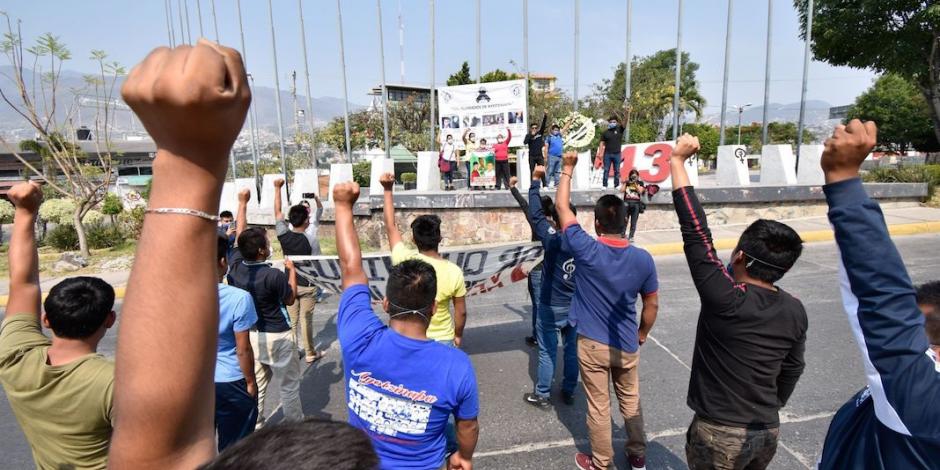 Padres y estudiantes, en el antimonumento en Chilpancingo, el 26 de mayo pasado.