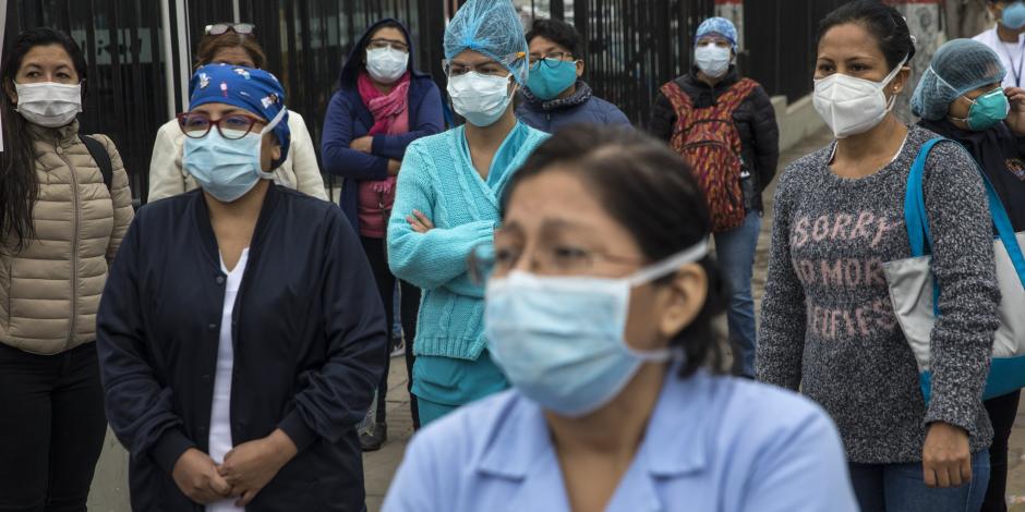 Enfermeras y los médicos protestan por la falta de equipo de protección para los trabajadores de salud que atienden a pacientes con COVID-19, en Lima, Perú, el martes 2 de junio de 2020.