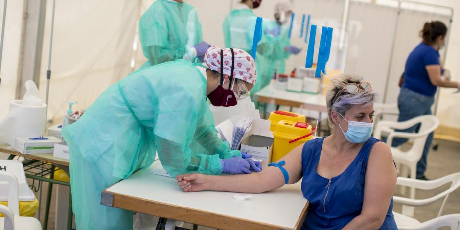 Aplican prueba de detección COVID-19 a una mujer en Torrejón de Ardoz, España, el 29 de mayo de 2020.