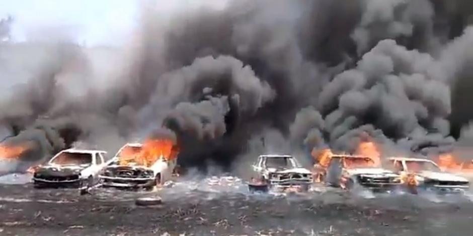 Al menos 19 autos quedaron carbonizados tras registrarse un incendio en un corralón privado.