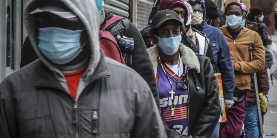 Estadounidenses vulnerables hacen fila por comida, en Chicago, en abril pasado.
