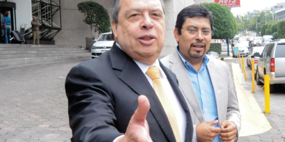 Aguirre reaparece y pide hallar a los 43