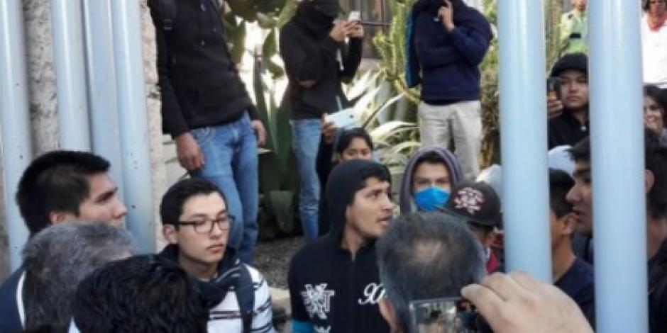 Chocan estudiantes y paristas en su intento de recuperar plantel