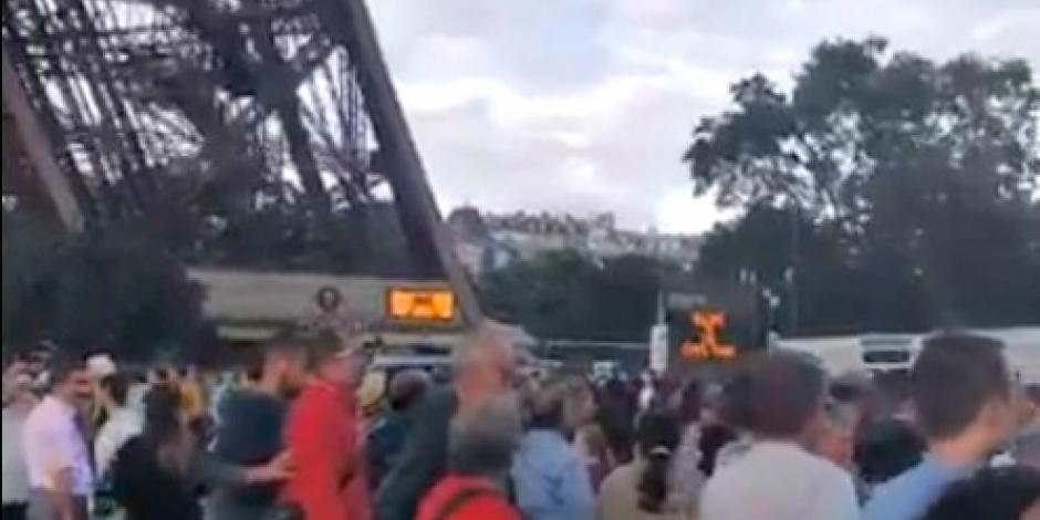 Evacuan Torre Eiffel y policía acordona la zona